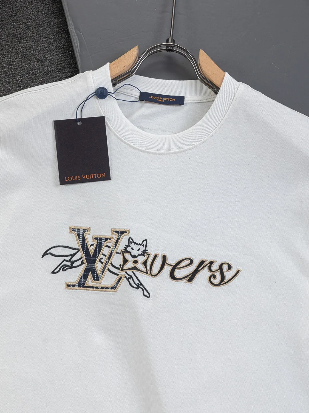 🅿️190 Louis Vuitton Louis Vuitton 1V LV LV slightly wide version S-XL LV 26ss new products are available at counters simultaneously. Multiple craftsmanship. Embroidery of civet 🦊 letters on the chest. Round neck short-sleeved T-shirt, same style for men and women! Consigned to one-to-one creation. Synchronized with the official website, pure cotton fabrics at the counter! It is close to the skin and comfortable, durable and easy to wear. It has a classic and simple logo design and meticulous original craftsmanship. Short-sleeves, a must-have item for men, do not appear to be the same for the general public, but must be unique and eye-catching. This LV short-sleeve is all about quality, comfort, the same shape and fashion as always, including fabrics and cutting techniques. All of them have been made with great effort! 320 grams of washed pure cotton fabric, pure cotton is breathable, very refreshing and comfortable for daily wear. The rib knitting on the neckline is smooth and tight, and the neckline will not be skewed if you toss it at will. The loose version, you will find that it looks really good on the upper body. The overall is minimalist and neat, super versatile for daily use! Pair it casually with a pair of pants for a youthful look. A T-shirt will make your outfit crazy. It is a fashionable item that can never go wrong! Color: Black White Size: S-XL Size chart: S: Shoulder width 50-Bust 56-Length 70 M: Shoulder width 52-Bust 57-Length 72 L: Shoulder width 54-Bust 59-Length 74 XL: Shoulder width 56-Bust 62-Length 76